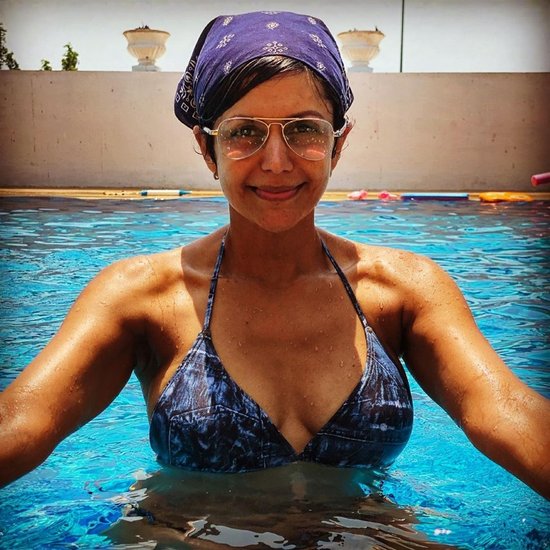 इस पूल लुक में मंदिरा ब्लू बिकिनी और सिर पर ब्लू कलर का रूमाल बांधे नजर आ रही हैं। (All Photos: Mandira Bedi Instagram)