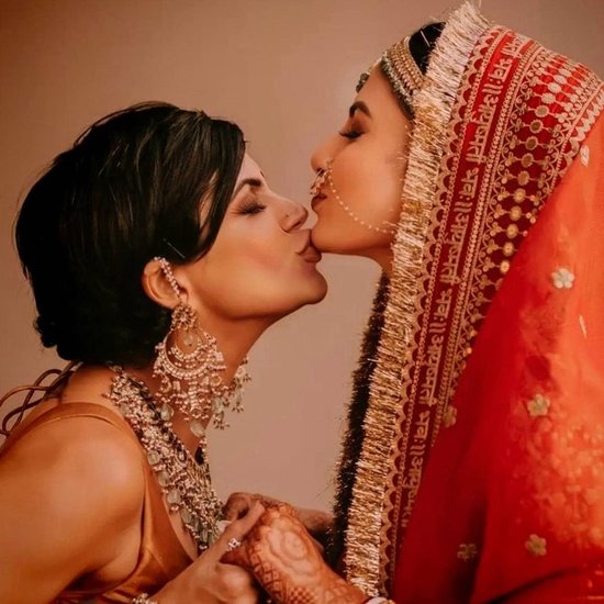 मंदिरा बेदी का नाम भी मौनी रॉय की बेस्ट फ्रेंड की लिस्ट में शामिल है। दोनों को मालदीव में एक साथ छुट्टियां मनाते देखा गया है और मौनी की शादी पर भी मंदिरा बेदी मौजूद रही थीं। (All Photos: Social Media)