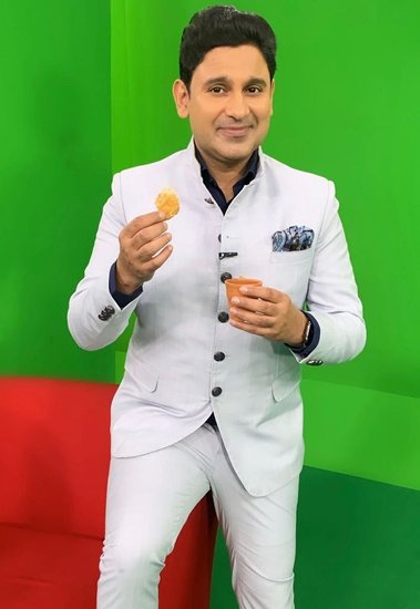 सॉन्ग राइटर मनोज मुंतशिर ने केसरी फिल्म का तेरी मिट्टी सॉन्ग लिखा था जो सुपरहिट हुआ था लेकिन मनोज पर इस गाने के बोल चोरी करने का आरोप लगा था।