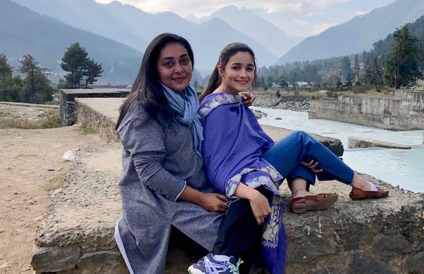 बॉलीवुड (Bollywood) में कई महिला डायरेक्टर्स (Female Directors of Bollywood) ऐसी हैं जिन्होंने एक से बढ़कर एक फिल्में दी हैं और उनकी फिल्मों को लोगों ने काफी पसंद किया है। आलिया भट्ट (Alia Bhatt) की फिल्म राजी (Raazi) की डायरेक्टर मेघना गुलजार (Meghna Gulzar) हों या कोरियोग्राफर-डायरेक्टर फराह खान (Farah Khan), इन्होंने बॉलीवुड को कई अवॉर्ड विनिंग फिल्में (Bollywood Award Winning Movies) दी हैं। जानते हैं बॉलीवुड की इन दमदार महिला डायरेक्टर्स के बारे में- 