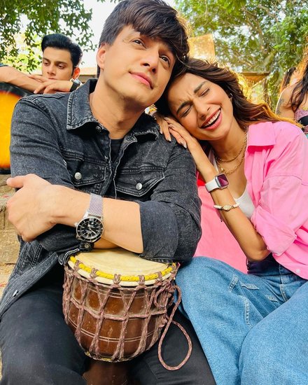 'ये रिश्ता क्या कहलाता है' (Yeh Rishta Kya Kehlata Hai) फेम एक्टर मोहसिन खान (Mohsin Khan) पिछले कुछ दिनों से टीवी एक्ट्रेस अनेरी वजानी (Aneri Vajani) संग नजर आ रहे हैं। दोनों एक प्रोजेक्ट की शूटिंग कर रहे थे जो जल्द ही ऑन एयर होने वाला है। प्रोजेक्ट की शूटिंग खत्म होने के बाद भी दोनों साथ में मस्ती करते हुए नजर आ रहे हैं। 