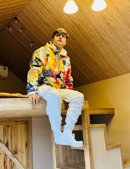 टीवी एक्टर मोहसिन खान (Mohsin Khan) ने 'ये रिश्ता क्या कहलाता है' (Ye Rishta Kya Kehlata Hai) शो से काफी फेम पाया है। शो में उनकी और शिवांगी जोशी (Shivangi Joshi) की जोड़ी को काफी पसंद किया जाता था। भले ही दोनों ने यह छोड़ दिया है लेकिन फिर भी सोशल मीडिया के जरिए अपने फैंस से जुड़े रहते हैं।&nbsp;