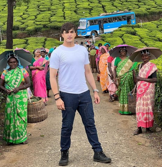 मोहसिन खान (Mohsin Khan) अक्सर घूमते-फिरते रहते हैं और अपनी तस्वीरों से फैंस को अपडेट भी देते रहते हैं। जहां मोहसिन हाल ही मे अपने दोस्तों संग लोनावला में एंजॉय करते दिखे, वहीं अब उन्होंने चाय के बागानों से कुछ तस्वीरें शेयर की हैं। बता दें कि मोहसिन को टीवी शो 'ये रिश्ता क्या कहलाता है' (Yeh Rishta Kya Kehlata Hai) से पहचान मिली थी। इसमें उनके साथ शिवांगी जोशी (Shivangi Joshi) भी थीं और दोनों की जोड़ी दर्शकों को खूब पसंद आई थी। 