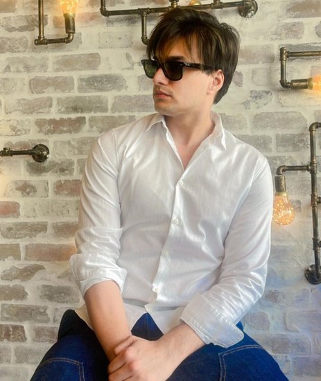 मोहसिन ने हाल ही में अपनी 8 साल पुरानी को-स्टार अनेरी वजानी संग एक प्रोजेक्ट की शूटिंग पूरी की है।