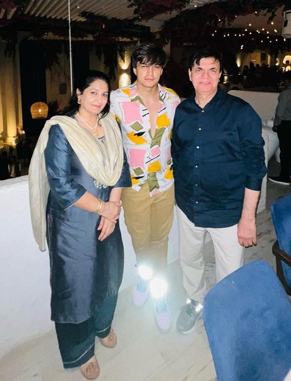 हालांकि इन तस्वीरों में सबसे ज्यादा अगर किसी चीज पर ध्यान जा रहा है तो वह है उनके जूते। 