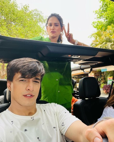 'ये रिश्ता क्या कहलाता है' (Yeh Rishta Kya Kehlata Hai) टीवी शो से पहचान बनाने वाले एक्टर मोहसिन खान (Mohsin Khan) इन दिनों अपने नए प्रोजेक्ट को लेकर चर्चा में हैं। उन्होंने अपनी 8 साल पुरानी को-स्टार अनेरी वजानी (Aneri Vajani) के साथ नए प्रोजेक्ट की शूटिंग खत्म कर ली है और को-स्टार्स संग फन मोमेंट्स बिताए हैं। मोहसिन खान शिवांंगी जोशी (Shivangi Joshi) संग अफेयर को लेकर भी सुर्खियों में रहते हैं। 