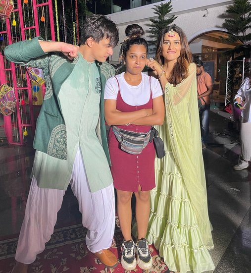 इसमें मोहसिन और अनेरी कोरियोग्राफर रोशनी नैय्यर संग मस्ती कर रहे हैं।