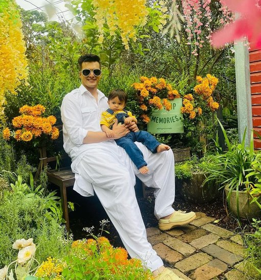 इस प्रोजेक्ट के दौरान दोनों ने खूब मस्ती की थी और कई तस्वीरें व वीडियो भी सोशल मीडिया पर शेयर की थी।