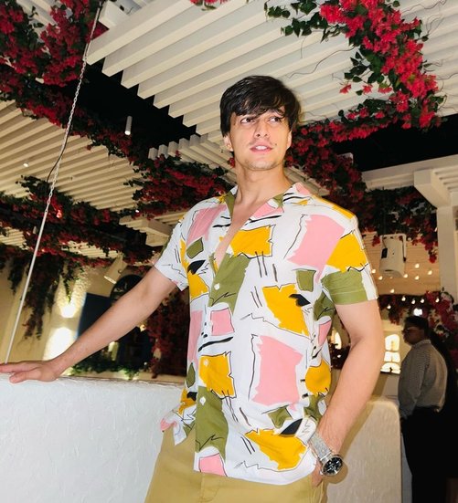 मोहसिन ने भी अपने जूतों की चमक पर मजाक करते हुए कैप्शन में लिखा है, 'हमारा फ्यूचर इस तरह चमके जैसे इस वक्त मेरे जूते चमक रहे हैं।'