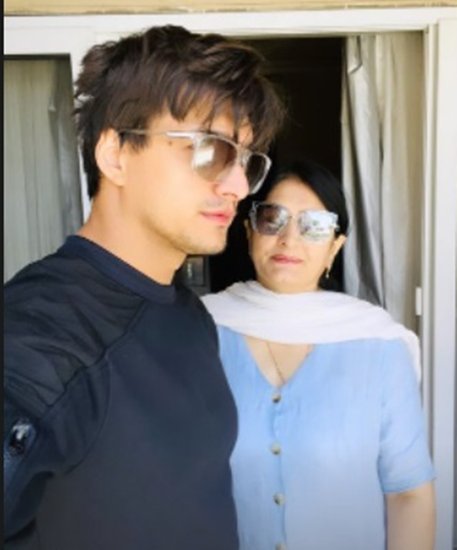 मोहसिन ने अपनी मां के साथ भी तस्वीर शेयर की है जिसे उनके फैंस काफी पसंद कर रहे हैं। 