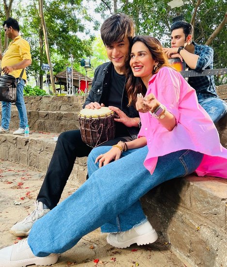 अनेरी वजानी मोहसिन खान को प्यार से मोमो कहती हैं। फोटो सामने आने के बाद भी अनेरी ने यही कमेंट किया था।