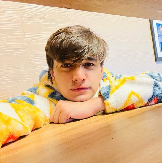 तीनों दोस्त वहां खूब मस्ती कर रहे हैं। घर से निकलते हुए भी मोहसिन खान ने अपने सफर से जुड़ी तस्वीरें शेयर की थीं।