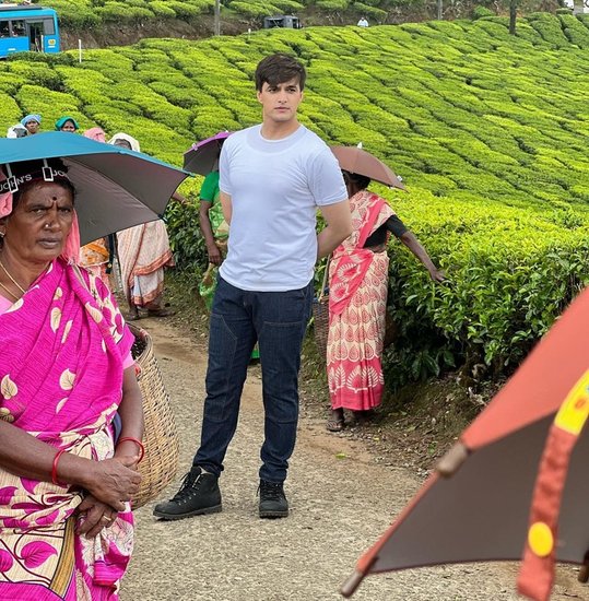 साथ ही मोहसिन ने इंस्टाग्राम स्टोरी पर दोस्तों संग एक वीडियो अपलोड की और बताया कि वह भी अब व्लॉगर बन रहे हैं। हालांकि यह उन्होंने मजाक में कहा था।