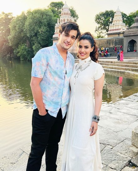 टीवी एक्टर मोहसिन खान (Mohsin Khan) को टीवी शो 'ये रिश्ता क्या कहलाता है' (Yeh Rishta Kya Kehlata Hai) से पहचान मिली थी और अब उनके पास कई प्रोजेक्ट हैं। इसी बीच मोहसिन एक नए प्रोजेक्ट की शूटिंग करते नजर आए हैं। वह एक्ट्रेस स्मृति कालरा (Smriti Kalra) संग इस नए प्रोजेक्ट की शूटिंग कर रहे हैं। 