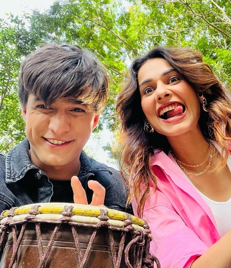 कहा जा रहा है कि दोनों ने जिस नए प्रोजेक्ट की शूटिंग की है वह कोई शो नहीं बल्कि एक सॉन्ग है।