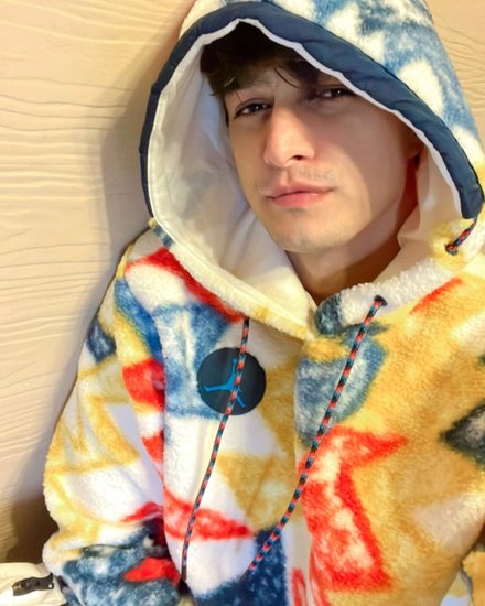 मोहसिन का यह अंदाज उनके फैंस को काफी पसंद आ रहा है। उनके कपड़े देखकर लग रहा है कि वहां मौसम ठंडा है।