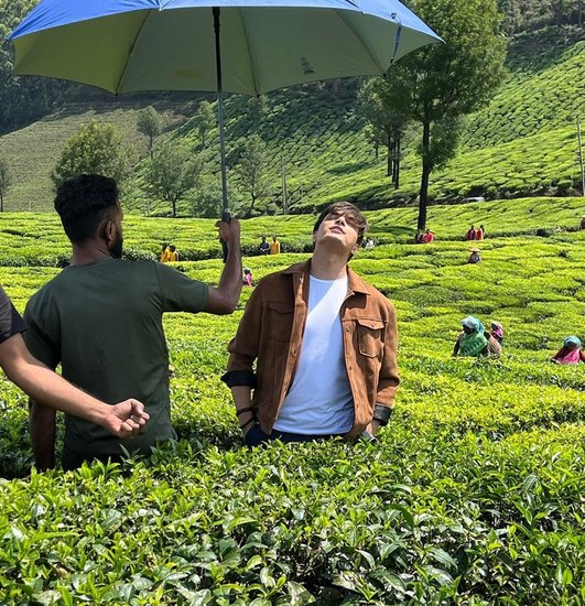 चाय के बागानों से मोहसिन की यह तस्वीरें किसी शूट की हैं लेकिन मोहसिन ने यह जानकारी नहीं दी है कि यह फोटोज किस शूटिंग के दौरान की हैं।