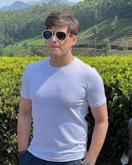 कई बार यह फैंस कमेंट करके यह कह चुके हैं कि मोहसिन पर सफेद लिबास काफी जचता है।  