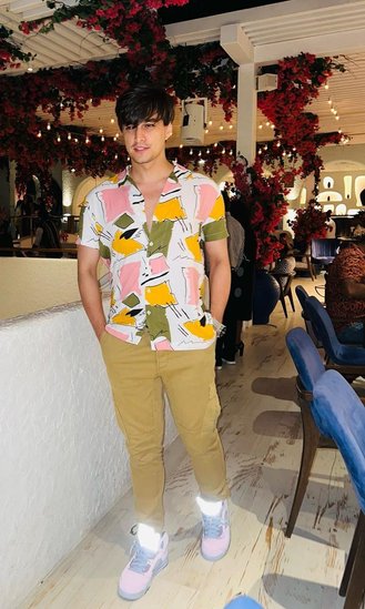 उनके जूतों की इतनी चमक देख फैंस भी हैरान हैं और पूछ रहे हैं कि आखिर ये जूते लाइट से भी ज्यादा क्यों चमक रहे हैं।