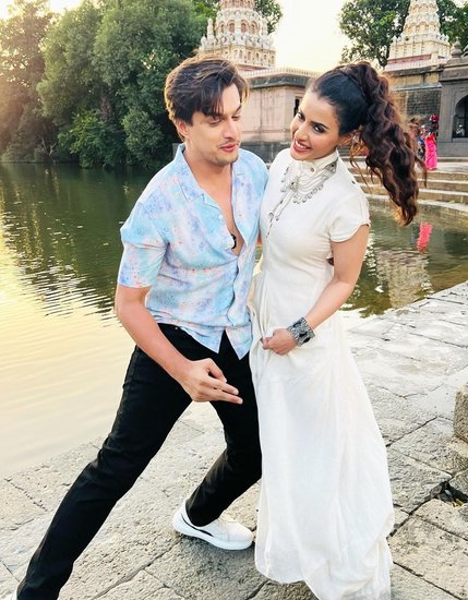 मोहसिन खान स्मृति कालरा को लंबा दिखाने के लिए खुद छोटा दिखने की कोशिश करते नजर आ रहे हैं। इस कोशिश में वह गिरने से बच जाते हैं। इसका जिक्र उन्होंने फोटो कैप्शन में किया है। 