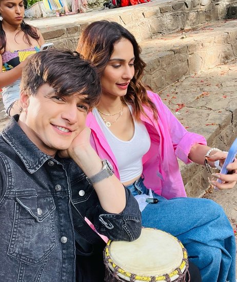 यह तस्वीरें भी किसी सॉन्ग की शूटिंग के दौरान की लग रही हैं। हाथ में म्यूजिक इंस्ट्रूमेंट्स भी दिख रहे हैं।