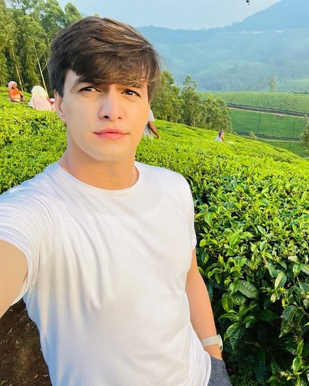 टीवी शो 'ये रिश्ता क्या कहलाता है' (Yeh Rishta Kya Kehlata Hai) से फेम पाने वाले टीवी एक्टर मोहसिन खान (Mohsin Khan) की फैन फॉलोइंग काफी अच्छी है। उनका नाम टीवी एक्ट्रेस शिवांगी जोशी (Shivangi Joshi) संंग जुड़ता रहा है। दोनों ने साथ में  'ये रिश्ता क्या कहलाता है' शो में काम किया था। 