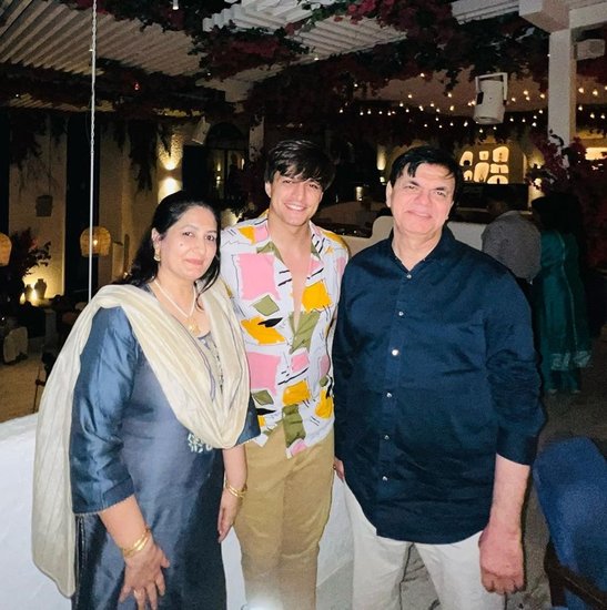 मोहसिन अपनी अम्मी, अब्बा और अपने भाई के साथ एक रेस्टोरेंट में एनिवर्सरी सेलिब्रेट करने के लिए पहुंचे थे।