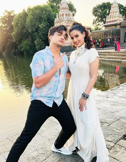 झील के किनारे से लेकर मंदिर परिसर में बने सरोवर तक के पास दोनों शूटिंग कर रहे हैं। 