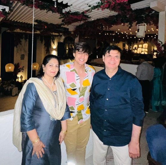 टीवी शो 'ये रिश्ता क्या कहलाता है' (Yeh Rishta Kya Kehlata Hai) से फेम पाने वाले एक्टर मोहसिन खान (Mohsin Khan) ने अपनी अम्मी और अब्बाजान की एनिवर्सरी सेलिब्रेट की है और उन्हें खूब बधाई भी दी है। इसकी तस्वीरें भी मोहसिन ने शेयर की हैं। 