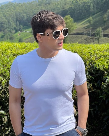 अब मोहसिन खान केरल की सैर पर निकल गए हैं और यहां से उन्होंने ये तस्वीरें शेयर की हैं।