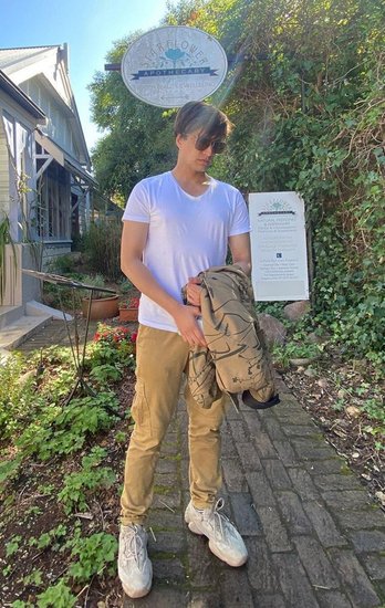 मोहसिन को कई बार सफेद कपड़ों में देखा गया है। वह जहां भी जाते हैं सफेद कपड़े जरूर पहनते हैं।