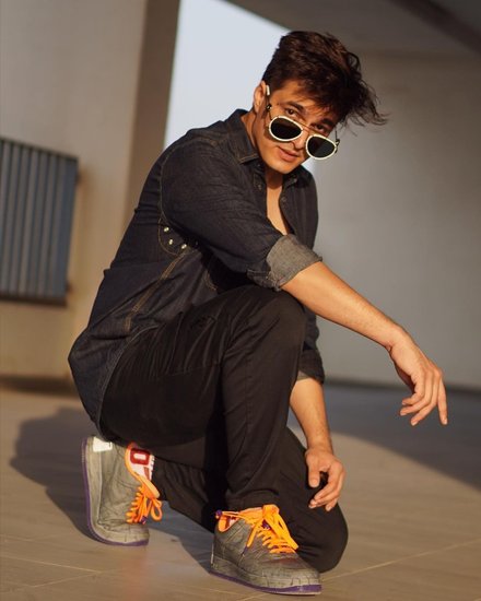 'ये रिश्ता क्या कहलाता है' से फेम पाने वाले मोहसिन खान के पास एक नहीं बल्कि दो डिग्री हैं। उन्होंने इंजीनियरिंग के साथ-साथ होटल मैनेजमेंट में भी डिग्री ली है।