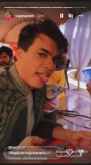 साथ ही अनेरी ने लिखा, 'इन खूबसूरत लोगों के साथ शूटिंग कर रही हूं।'