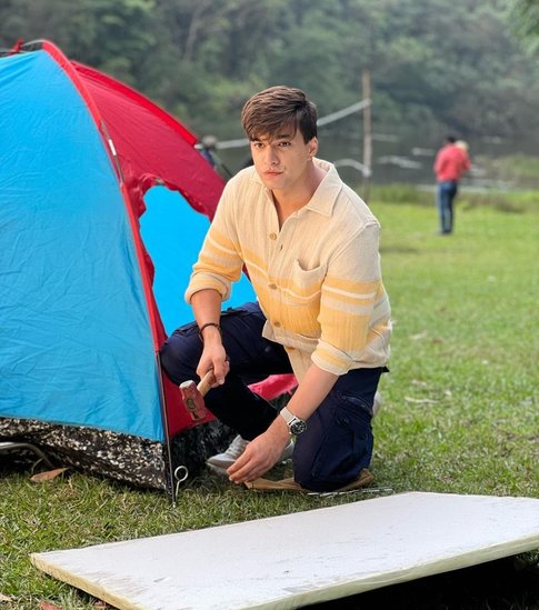 Mohsin Khan: टीवी एक्टर मोहसिन खान को पॉपुलर सीरियल ये रिश्ता क्या कहलाता है (Yeh Rishta Kya Kehlata Hai) से काफी शोहरत मिली थी। करीब पांच सालों तक शो का हिस्सा रहने के बाद साल 2021 में मोहसिन खान ने शो को अलविदा कह दिया था। मोहसिन के साथ ही उनकी रील लाइफ पार्टनर और रियल लाइफ बेस्ट फ्रेंड शिवांगी जोशी (Shivangi Joshi) ने भी शो छोड़ दिया था।