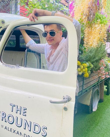 इन तस्वीरों में मोहसिन खान फूलों से लदी एक लॉरी के पास खड़े दिख रहे हैं।