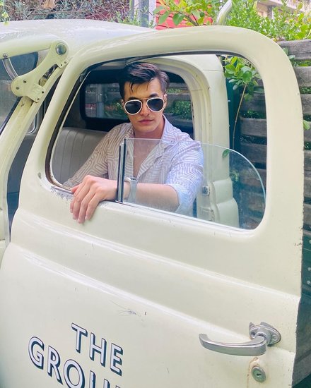 इन तस्वीरों में मोहसिन खान फूलों से लदी एक लॉरी के पास खड़े दिख रहे हैं।