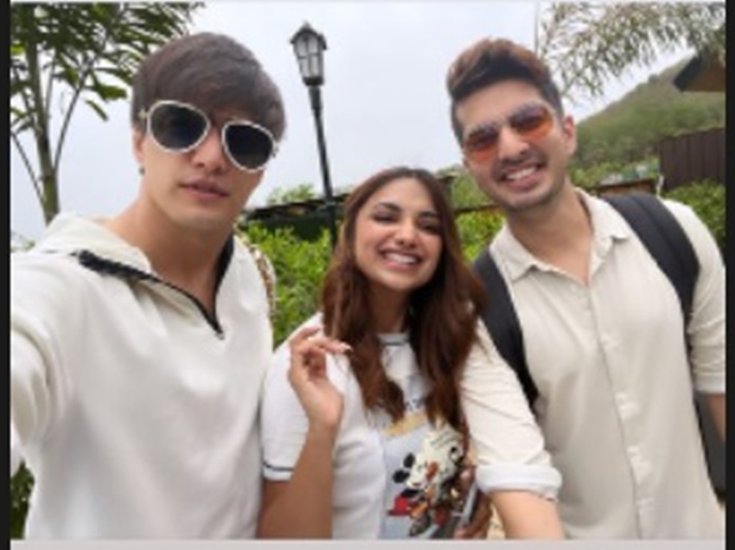 मोहसिन के साथ उनके दो दोस्त सज्जाद खान और जिया शंकर भी घूमने गए हैं। जिया ने एक पोस्ट के जरिए बताया है कि वह लोनावला में हैं।&nbsp;&nbsp;