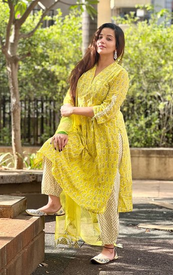 भोजपुरी एक्ट्रेस मोनालिसा (Bhojpuri Actress Monalisa) जल्द ही वेब सीरीज 'धप्पा' में नजर आने वाली हैं। इसमें पांच अलग-अलग कहानियां दिखाई जाएंगी। इसका ट्रेलर मोनालिसा (Monalisa) ने शेयर किया है। साथ ही अपनी कुछ तस्वीरें भी शेयर की हैं जिसमें वह पीले सूट में नजर आ रही हैं।