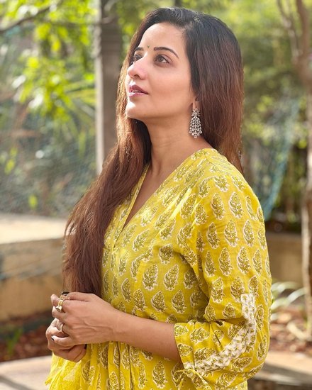 मोनालिसा की इन तस्वीरों को फैंस काफी पसंद कर रहे हैं।