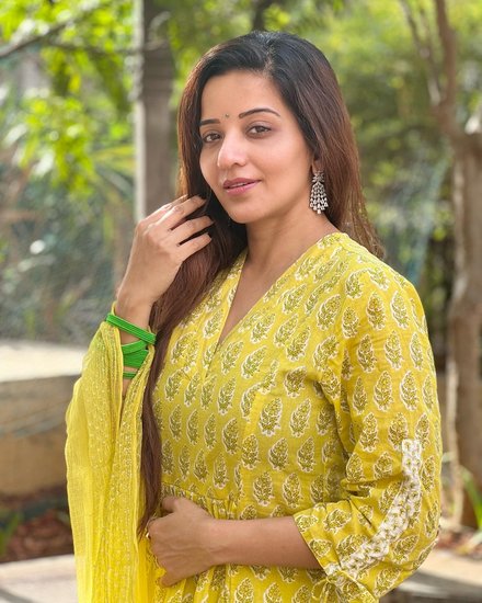 मोनालिसा अक्सर अपनी तस्वीरें सोशल मीडिया पर शेयर करती रहती हैं।