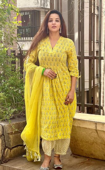 तस्वीरों में मोनालिसा किसी पार्क में नजर आ रही हैं। उनका देसी स्टाइल फैंस को खूब भा रहा है।