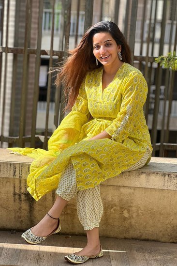 मोनालिसा ने कई रियलिटी शो में हिस्सा लिया है जिसके चलते उनकी फैन फॉलोइंग काफी बढ़ गई है।