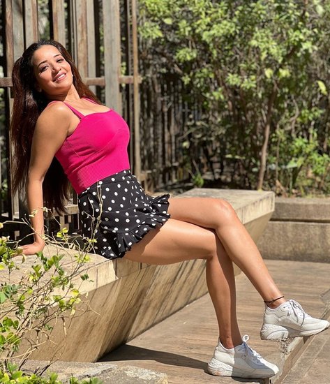 इसमें मोनालिसा ने पिंक टॉप के साथ ब्लैक डॉटेड शॉर्ट स्कर्ट की मैचिंग की है।