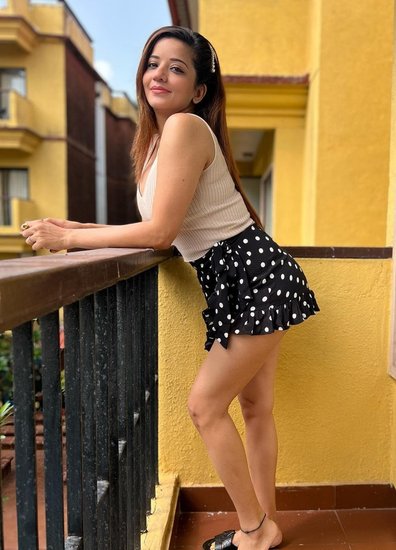 उनकी गोवा की इन तस्वीरों को फैंस काफी पसंद कर रहे हैं। (All Photos: Monalisa Instagram)