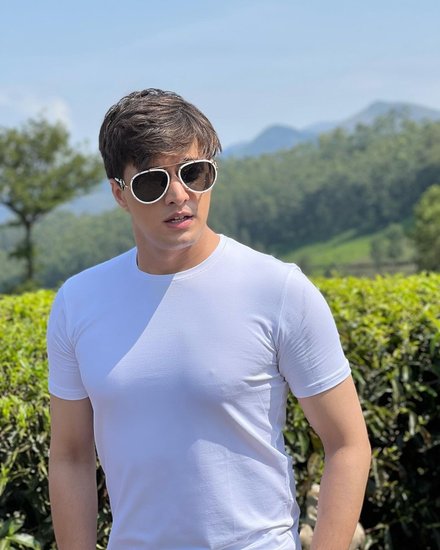 फैंस को भी मोहसिन की यह तस्वीरें काफी पसंद आ रही हैं और वह मोहसिन की पर्सनैलिटी की तारीफ कर रहे हैं।