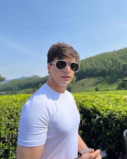 मोहसिन खान को ये रिश्ता क्या कहलाता है नाटक से फेम मिला था और उसके बाद से उनकी फैन फॉलोइंग बढ़ती जा रही है। (All Photos: Mohsin Khan Instagram)