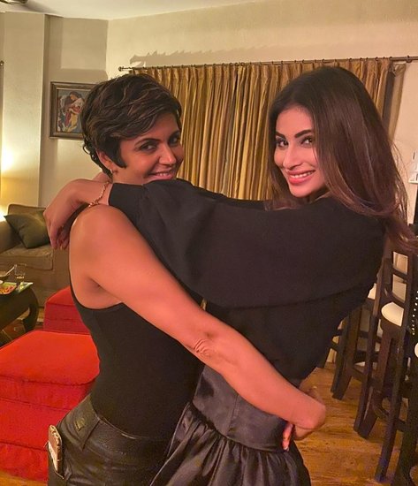 मंदिरा बेदी ने भी मौनी रॉय संग तस्वीरें शेयर करते हुए लिखा था कि मैं जिस दिन से मौनी से मिली हूं, बस उसी की हो गई हूं।