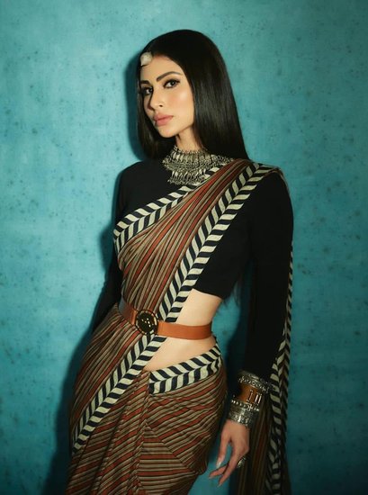 मौनी रॉय (Mouni Roy) अक्सर साड़ी पहने नजर आती हैं और यह उनकी फेवरेट एथनिक ड्रेस में से एक है। वह खुद को साड़ी गर्ल मानती हैं। मौनी ने अब फिर से साड़ी में तस्वीरें शेयर की हैं जिसमें वह बेहद खूबसूरत नजर आ रही हैं। 