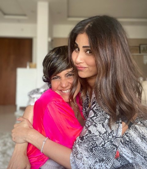 मौनी रॉय (Mouni Roy) और मंदिरा बेदी (Mandira Bedi) की दोस्ती दो दिल एक जान जैसी है और इसकी झलक आप दोनों स्टार्स की तस्वीरों में भी देख सकते हैं। दोनों सुख-दुख में एक-दूसरे के साथ खड़ी नजर आती हैं। दोनों खुलकर अपनी दोस्ती और एक-दूसरे के प्रति प्यार का इजहार भी कई बार कर चुकी हैं।&nbsp;