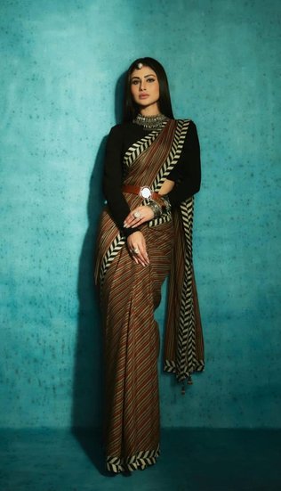 इन तस्वीरों को कैप्शन देते हुए मौनी ने खुद को साड़ी गर्ल बताया है।